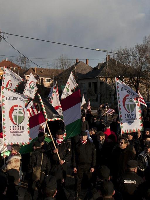 Radikale Nationalisten der "Jobbik"-Partei demonstrieren gegen Roma in Ungarn.