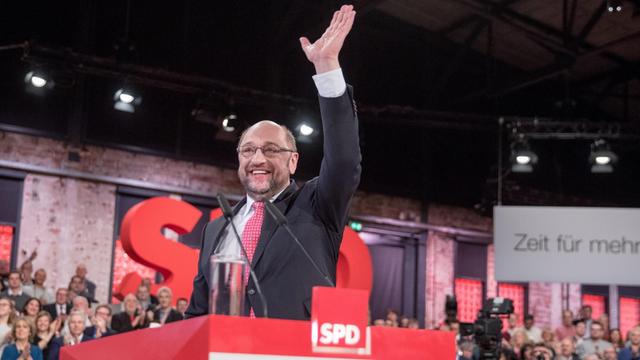 SPD-Kanzlerkandidat Martin Schulz am 19.03.2017 in Berlin beim SPD-Sonderparteitag auf dem Podium und winkt.