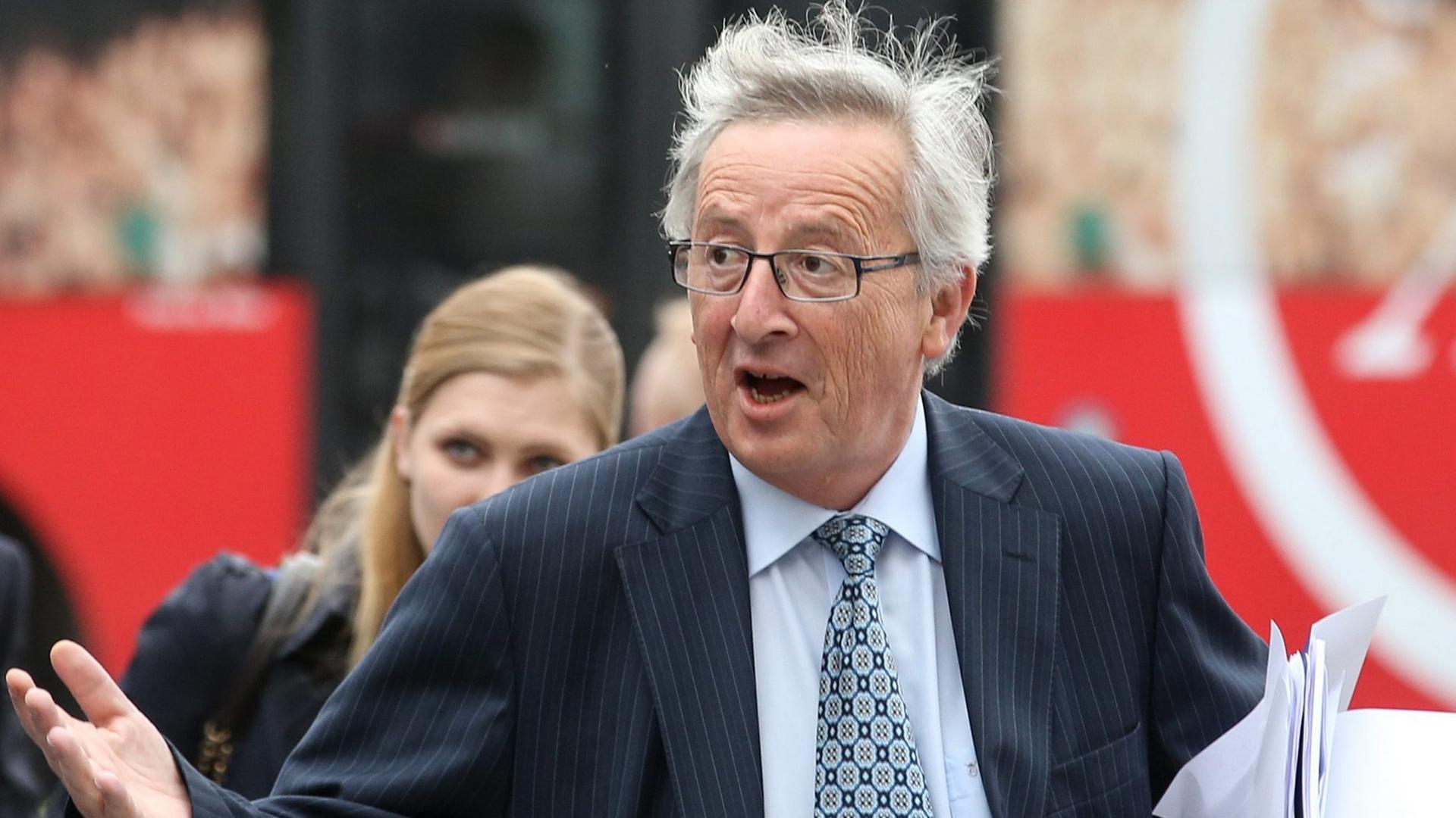 Jean-Claude Juncker mit Unterlagen in der Hand. Jean-Claude Juncker mit Unterlagen in der Hand.