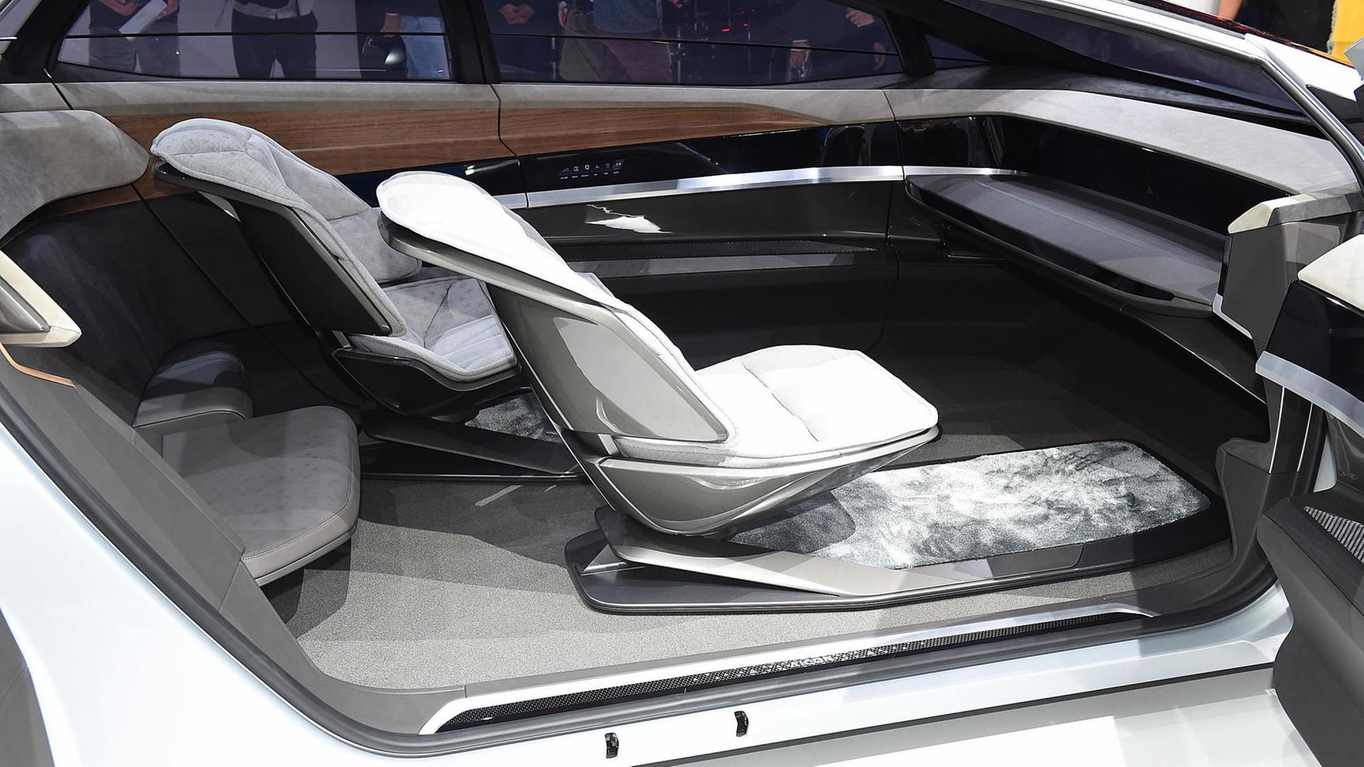 Fehlt da was? Der Audi Aicon ohne Lenkrad auf der IAA 2017 Fehlt da was? Der Audi Aicon ohne Lenkrad auf der IAA 2017