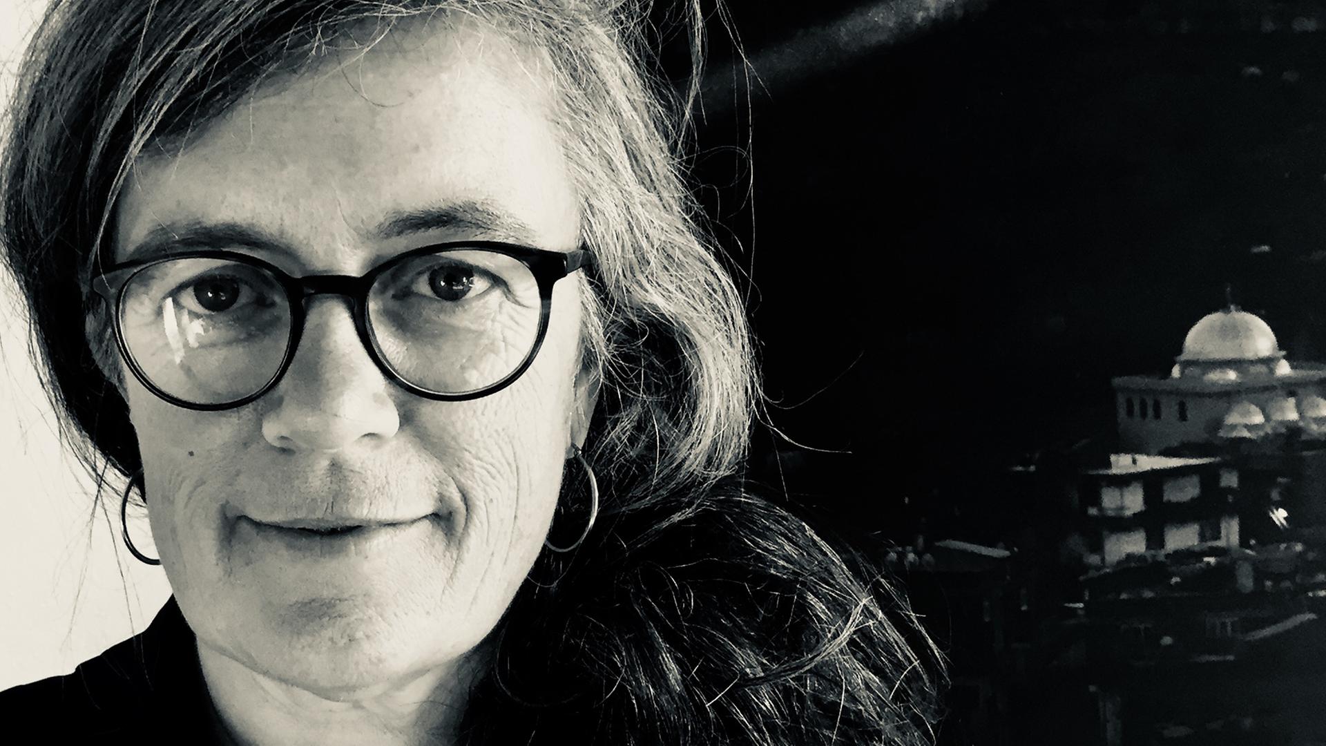 Christina Clemm hat längere Haare und trägt eine dunkle Brille. Sie schaut in die Kamera. Christina Clemm hat längere Haare und trägt eine dunkle Brille. Sie schaut in die Kamera.