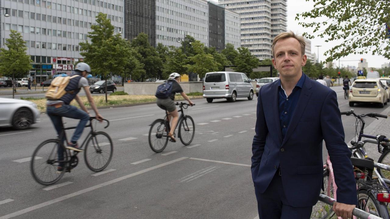Porträt des Historikers Marcus Böick vor dem ehemaligen Haus der Elektroindustrie, das ab 1994 Hauptsitz der Treuhandanstalt am Berliner Alexanderplatz war. Porträt des Historikers Marcus Böick vor dem ehemaligen Haus der Elektroindustrie, das ab 1994 Hauptsitz der Treuhandanstalt am Berliner Alexanderplatz war.