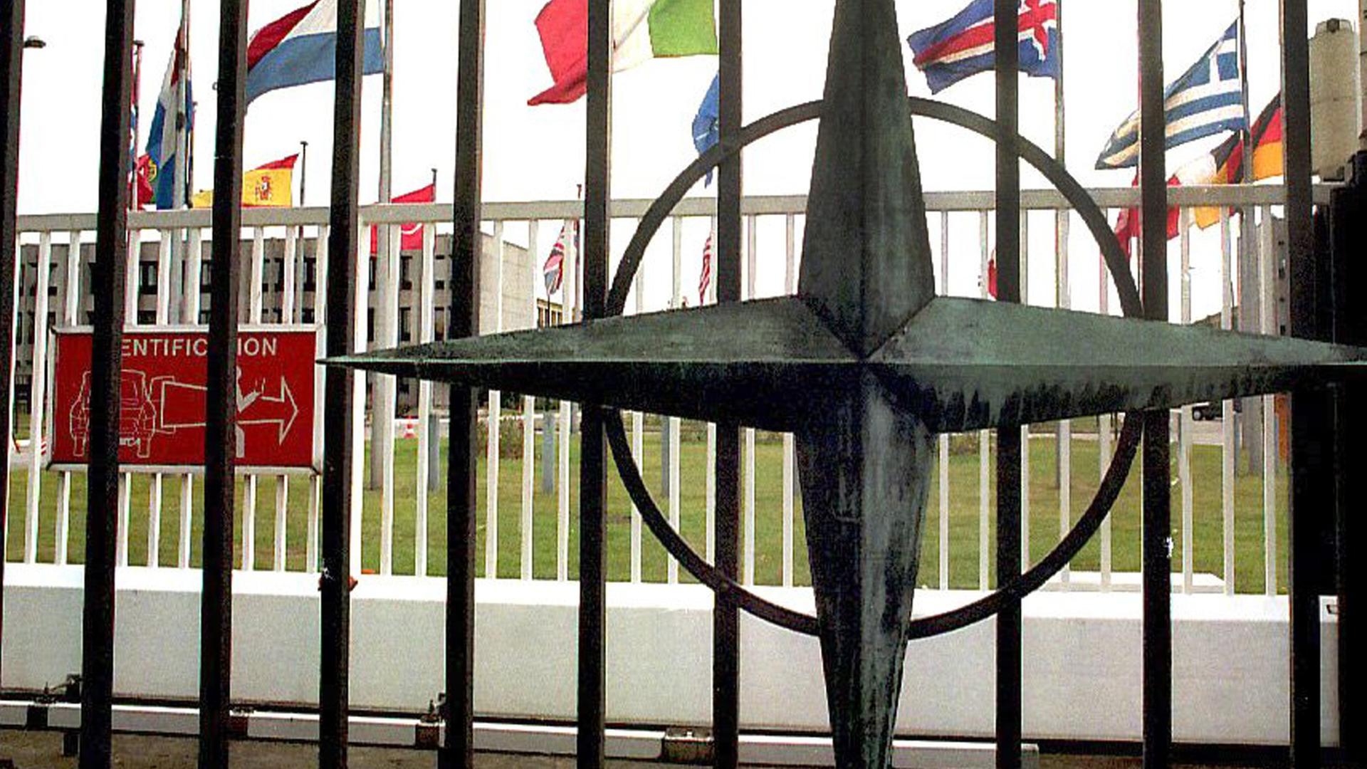 Der Nato-Stern und wehende Flaggen der Mitgliedsstaaten vor dem Gebäude des Nato-Hauptquartiers im belgischen Brüssel Der Nato-Stern und wehende Flaggen der Mitgliedsstaaten vor dem Gebäude des Nato-Hauptquartiers im belgischen Brüssel