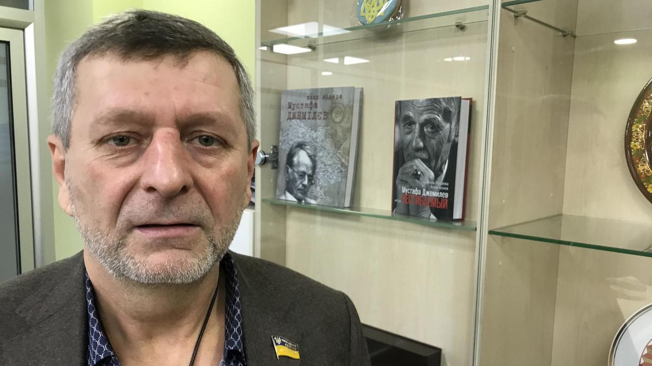 Schnappschuss des stellvertretenden Vorsitzenden des Medschlis Artem Tschijogos vor einer Glasvitrine mit Büchern. Schnappschuss des stellvertretenden Vorsitzenden des Medschlis Artem Tschijogos vor einer Glasvitrine mit Büchern.