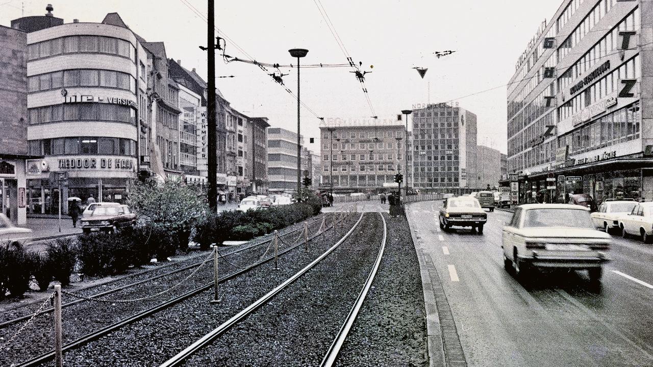 Die Aufnahme zeigt das Zentrum von Duisburg 1972- und ist in der Langfrist-Foto-Ausstellung "Wege zur Metropole Ruhr - Heimat im Wandel" in Bochum zu sehen.
