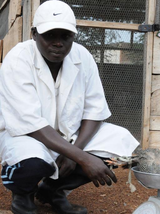 Ein Mitarbeiter in einem Kleinbetrieb Gee's Freshpoint, meat and fish, aufgenommen im Juni 2008 in der Tamale Region im Norden von Ghana.
