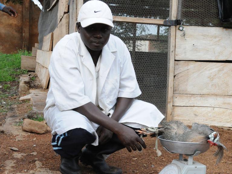 Ein Mitarbeiter in einem Kleinbetrieb Gee's Freshpoint, meat and fish, aufgenommen im Juni 2008 in der Tamale Region im Norden von Ghana.