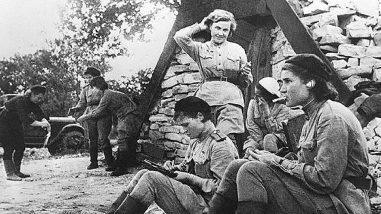 Pilotinnen des 46. Gardefliegerregiments ("Nachthexen") während einer Ruhepause. Pilotinnen des 46. Gardefliegerregiments ("Nachthexen") während einer Ruhepause.