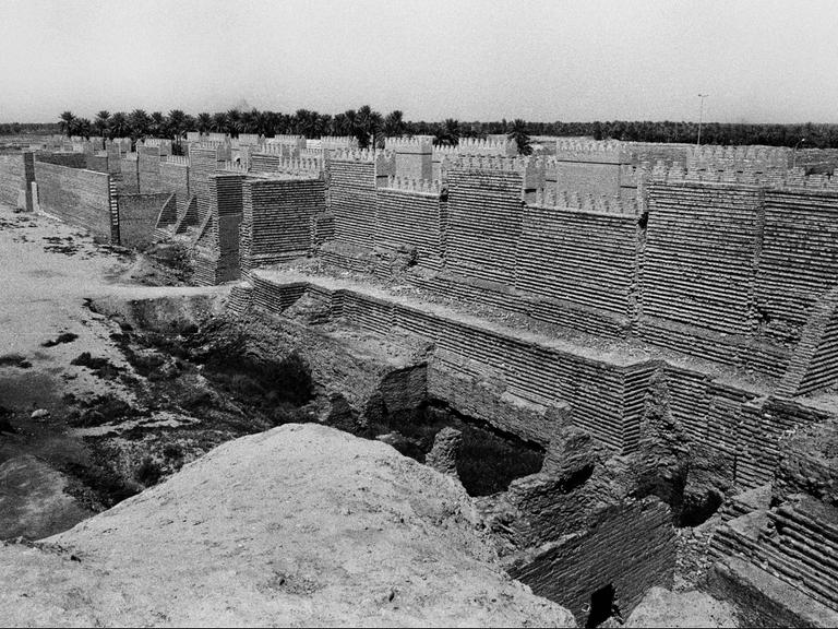 Mauern der untergegangenen Stadt Babylon.