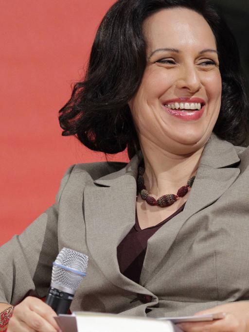 Die Journalistin und Moderatorin Minou Amir-Sehhi