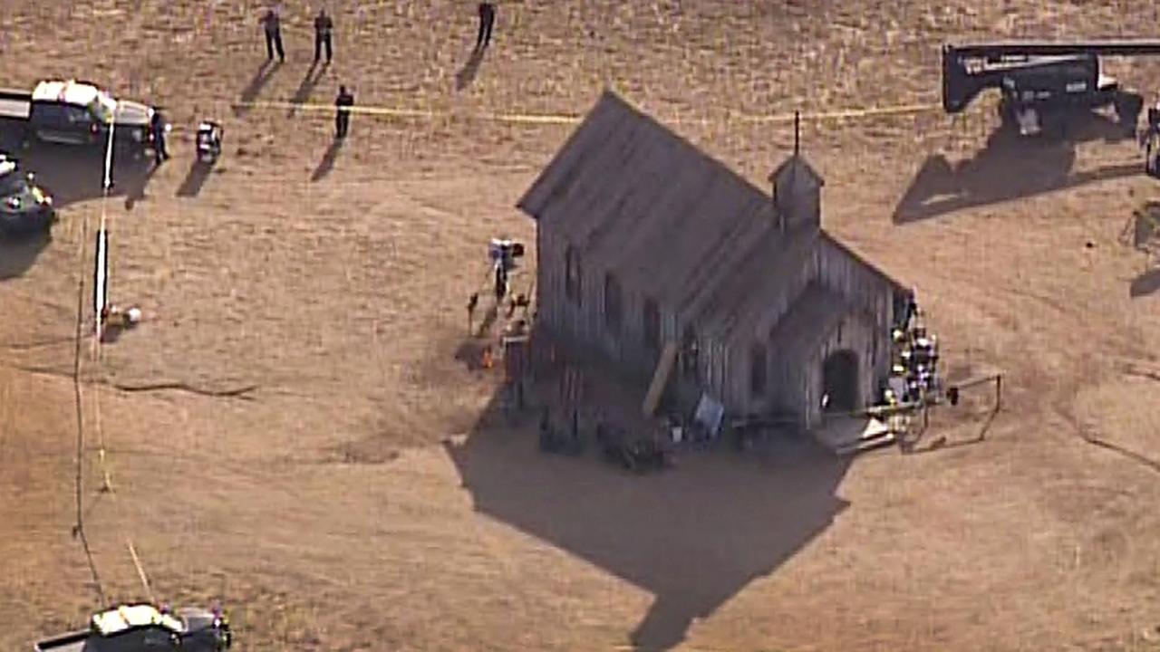 Santa Fe: Dieses Luftbild, das von KOAT 7 News zur Verfügung gestellt wurde, zeigt Beamte des Sheriffs von Santa Fe County, die zum Schauplatz einer tödlichen Schießerei auf einer Filmkulisse der Bonanza Creek Ranch in der Nähe von Santa Fe kommen. Santa Fe: Dieses Luftbild, das von KOAT 7 News zur Verfügung gestellt wurde, zeigt Beamte des Sheriffs von Santa Fe County, die zum Schauplatz einer tödlichen Schießerei auf einer Filmkulisse der Bonanza Creek Ranch in der Nähe von Santa Fe kommen.