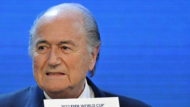 FIFA-Präsident Sepp Blatter hält einen Zettel mit der Aufschrift Qatar hoch