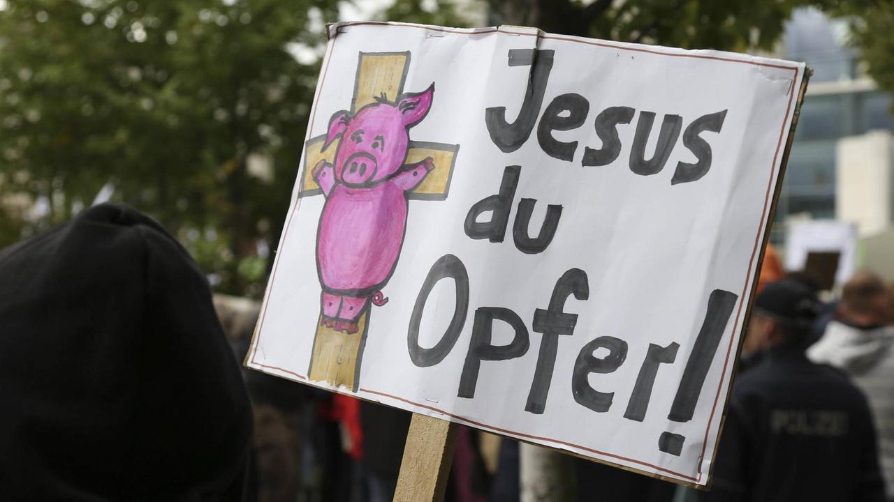 Schild mit der Aufschrift "Jesus du Opfer" bei einer Demonstration gegen christlichen Fundamentalismus und für das Recht auf körperliche Selbstbestimmung in Berlin Schild mit der Aufschrift "Jesus du Opfer" bei einer Demonstration gegen christlichen Fundamentalismus und für das Recht auf körperliche Selbstbestimmung in Berlin