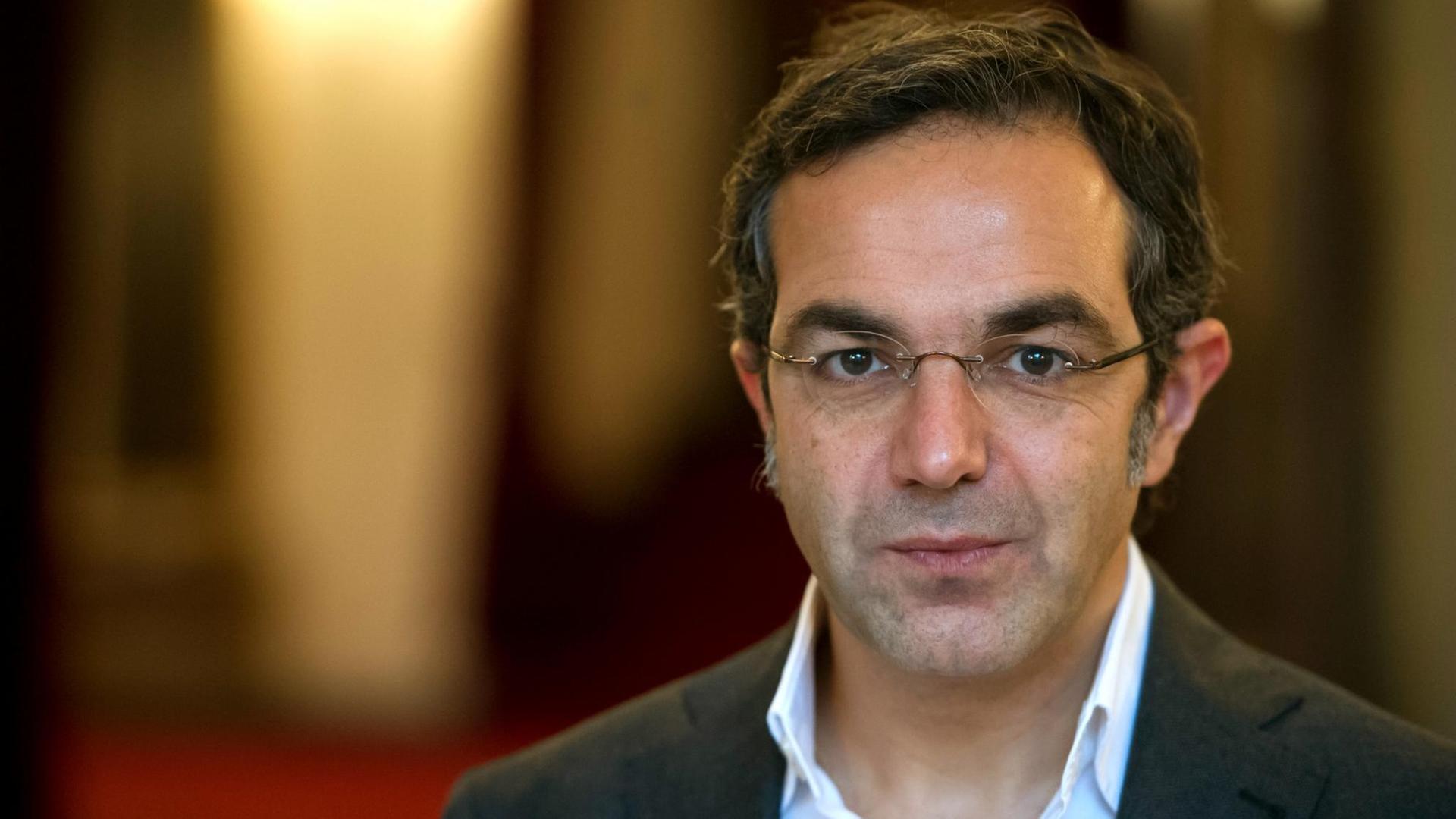 Der deutsch-iranische Schriftsteller Navid Kermani, steht nach der Verleihung des Kleist-Preises am 18.11.2012 in Berlin im Berliner Ensemble. Der deutsch-iranische Schriftsteller Navid Kermani, steht nach der Verleihung des Kleist-Preises am 18.11.2012 in Berlin im Berliner Ensemble.