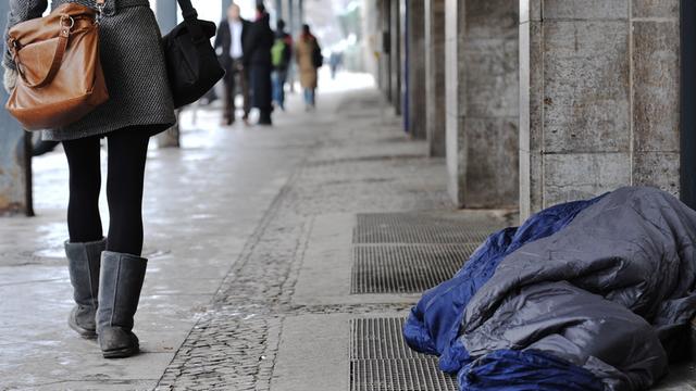 Ein Obdachloser liegt am 24.01.2013 in Berlin am Bahnhof Zoo auf dem Boden. 