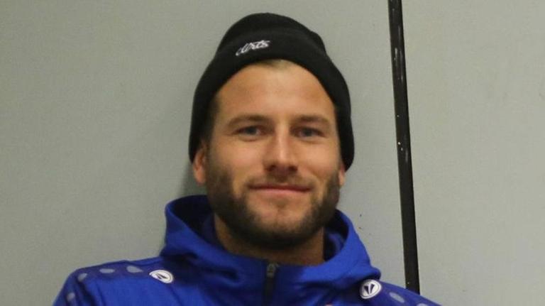 Philipp Reuter sitzt bei einem Spiel von Hanau verletzt auf der Bank. Philipp Reuter sitzt bei einem Spiel von Hanau verletzt auf der Bank.