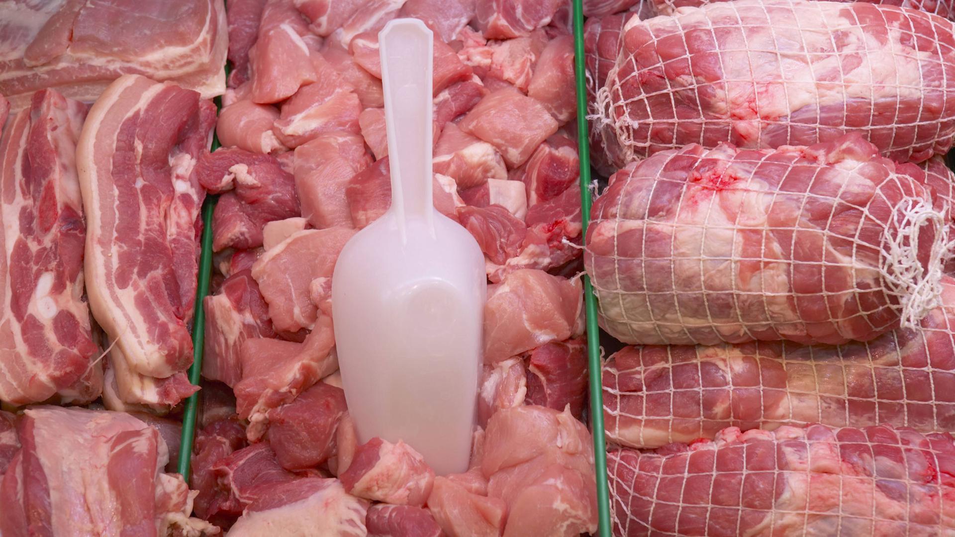 Fleischauslage in einem Supermarkt: Schweinegulasch, Schwarte und Rollbraten Fleischauslage in einem Supermarkt: Schweinegulasch, Schwarte und Rollbraten