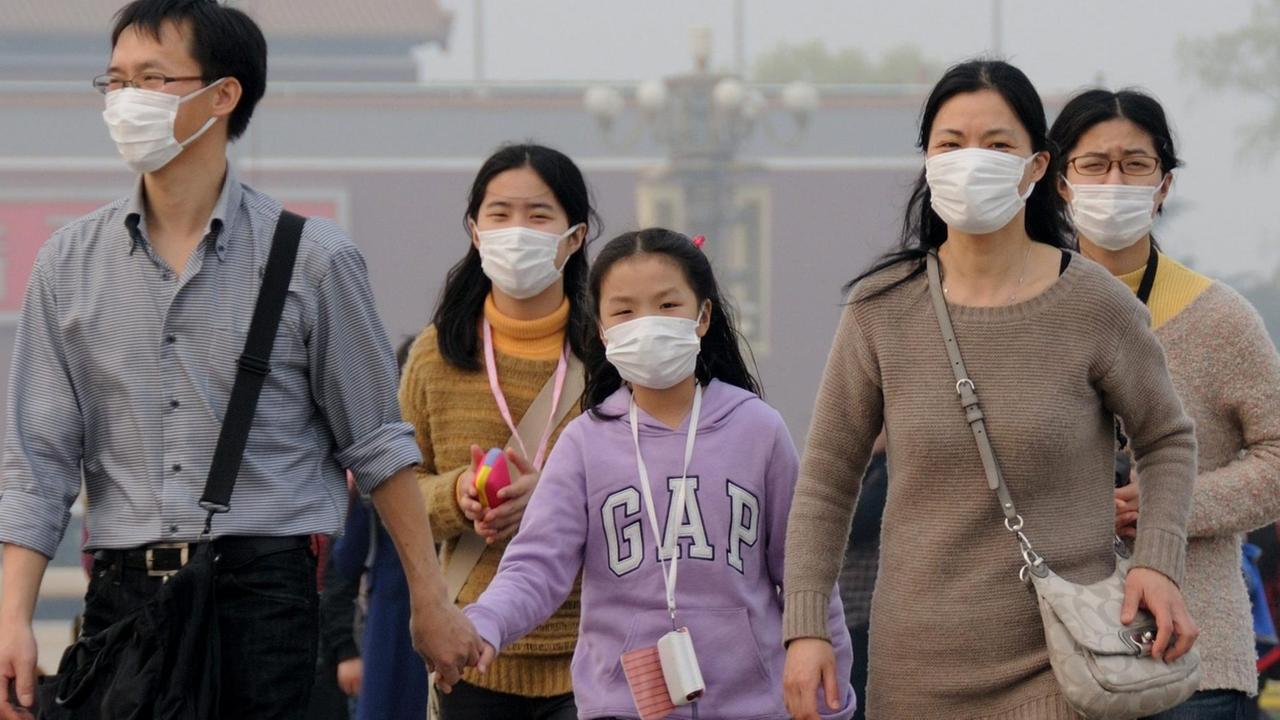 Chinesische Familie lauft mit Atemschutz durch China ( 27.03.2014) Chinesische Familie lauft mit Atemschutz durch China ( 27.03.2014)