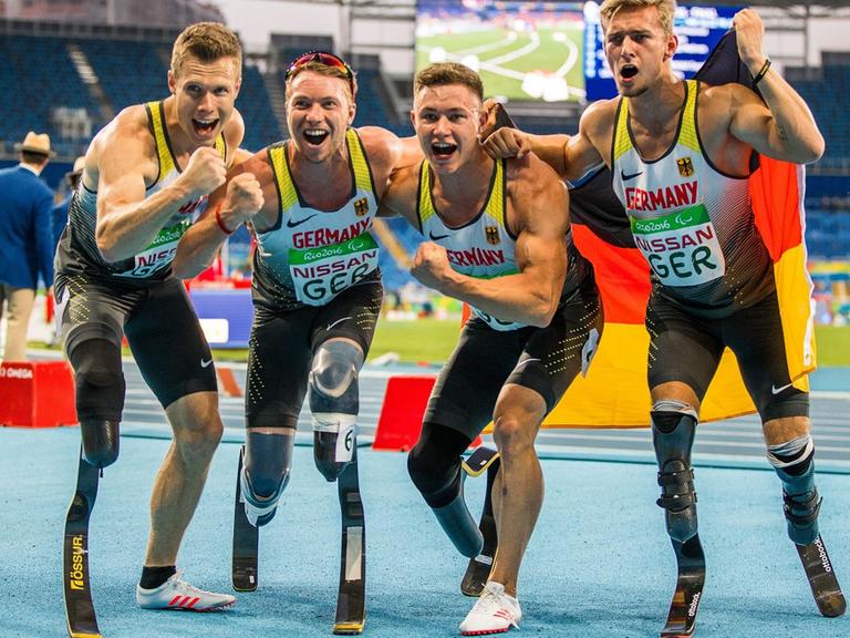 Paralympics in Rio: Markus Rehm, David Behre, Felix Streng and Johannes Floores feiern ihren Erfolg über die 4x100 Meter Staffel.