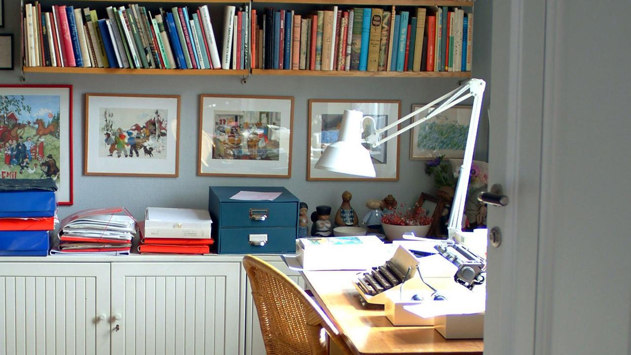 Blick auf den Schreibtisch der 2002 verstorbenen Autorin Astrid Lindgren in Stockholm