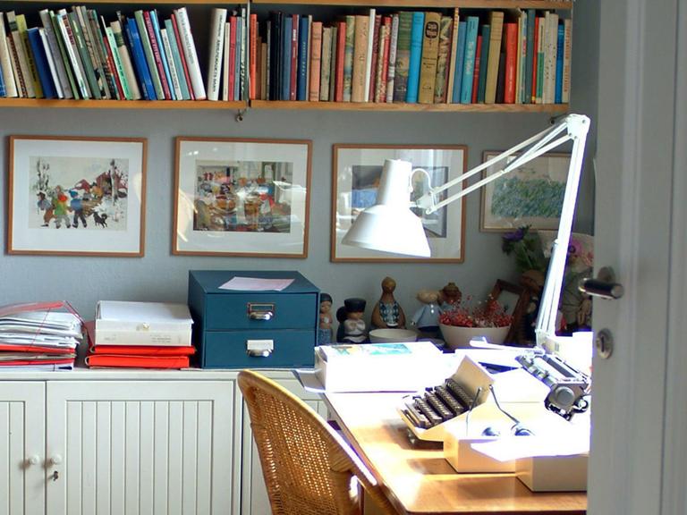 Blick auf den Schreibtisch der 2002 verstorbenen Autorin Astrid Lindgren in Stockholm