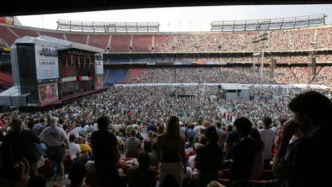 Blick auf die Bühne im gefüllten Giants-Stadion in East Rutherford (New Jersey) am 07.07.2007. Rund 150 Künstler traten innerhalb von 24 Stunden in neun Städten weltweit im Rahmen des Live Earth Konzerts auf.