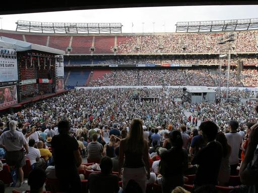 Blick auf die Bühne im gefüllten Giants-Stadion in East Rutherford (New Jersey) am 07.07.2007. Rund 150 Künstler traten innerhalb von 24 Stunden in neun Städten weltweit im Rahmen des Live Earth Konzerts auf.