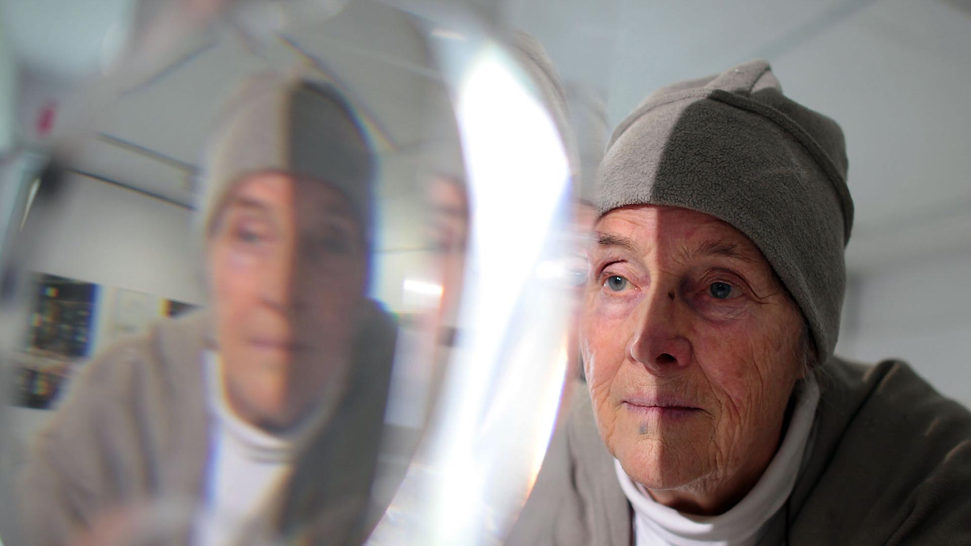 Die Künstlerin Mary Bauermeister betrachtet am Donnerstag (19.04.2012) in Bonn eines ihrer Kristall-Objekte. Die Künstlerin Mary Bauermeister betrachtet am Donnerstag (19.04.2012) in Bonn eines ihrer Kristall-Objekte.