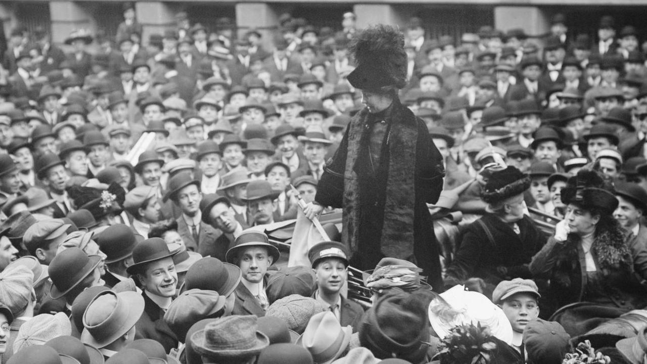 November 9, 2016 - British Suffragist Leader Emmeline Pankhurst Addressing Crowd, Wall Street, New York City, New York, USA, Bain News Service, November 27, 1911 PUBLICATIONxINxGERxSUIxAUTxONLY - ZUMAg145 20161109_zza_g145_002 Copyright: xJTxVintagex November 9 2016 British courtesan suffragist Leader Emmeline Pankhurst addressing Crowd Wall Street New York City New York USA Bain News Service November 27 1911 PUBLICATIONxINxGERxSUIxAUTxONLY ZUMAg145 20161109_zza_g145_002 Copyright xJTxVintagex