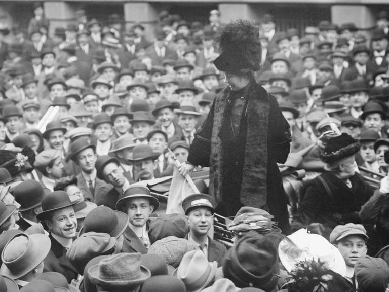 November 9, 2016 - British Suffragist Leader Emmeline Pankhurst Addressing Crowd, Wall Street, New York City, New York, USA, Bain News Service, November 27, 1911 PUBLICATIONxINxGERxSUIxAUTxONLY - ZUMAg145 20161109_zza_g145_002 Copyright: xJTxVintagex November 9 2016 British courtesan suffragist Leader Emmeline Pankhurst addressing Crowd Wall Street New York City New York USA Bain News Service November 27 1911 PUBLICATIONxINxGERxSUIxAUTxONLY ZUMAg145 20161109_zza_g145_002 Copyright xJTxVintagex