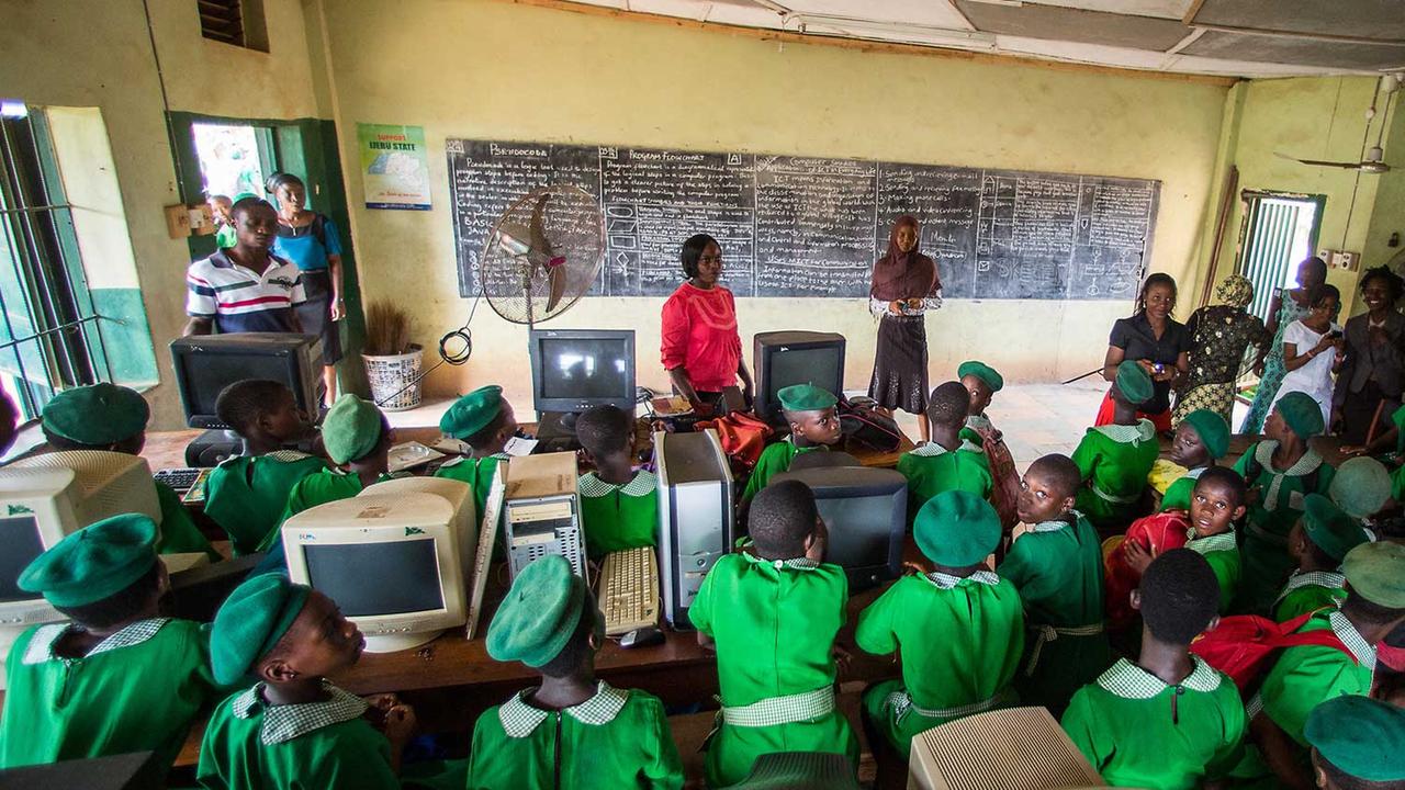 Schülerinnen und Lehrerinnen der Muslim Girl's High School in Ijebu Ode, Nigeria. An die staatliche Sekundarschule, eine reine Mädchenschule, gehen überwiegend muslimische Schülerinnen im Alter von 11 bis 18 Jahren. Schülerinnen und Lehrerinnen der Muslim Girl's High School in Ijebu Ode, Nigeria. An die staatliche Sekundarschule, eine reine Mädchenschule, gehen überwiegend muslimische Schülerinnen im Alter von 11 bis 18 Jahren.