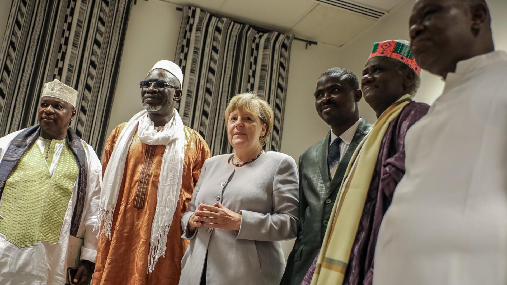 Bundeskanzlerin Angela Merkel (CDU) steht in Bamako in Mali nach einem Gespräch zwischen Vertretern verschiedener religiöser Gruppen in Mali. Bundeskanzlerin Angela Merkel (CDU) steht in Bamako in Mali nach einem Gespräch zwischen Vertretern verschiedener religiöser Gruppen in Mali.