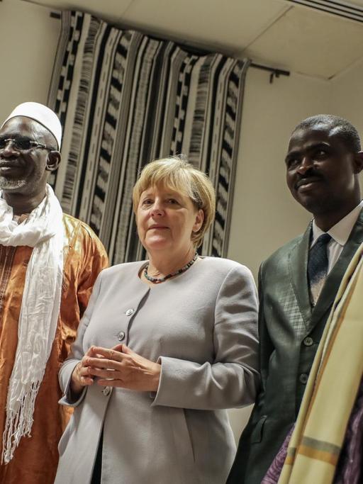 Bundeskanzlerin Angela Merkel (CDU) steht in Bamako in Mali nach einem Gespräch zwischen Vertretern verschiedener religiöser Gruppen in Mali.