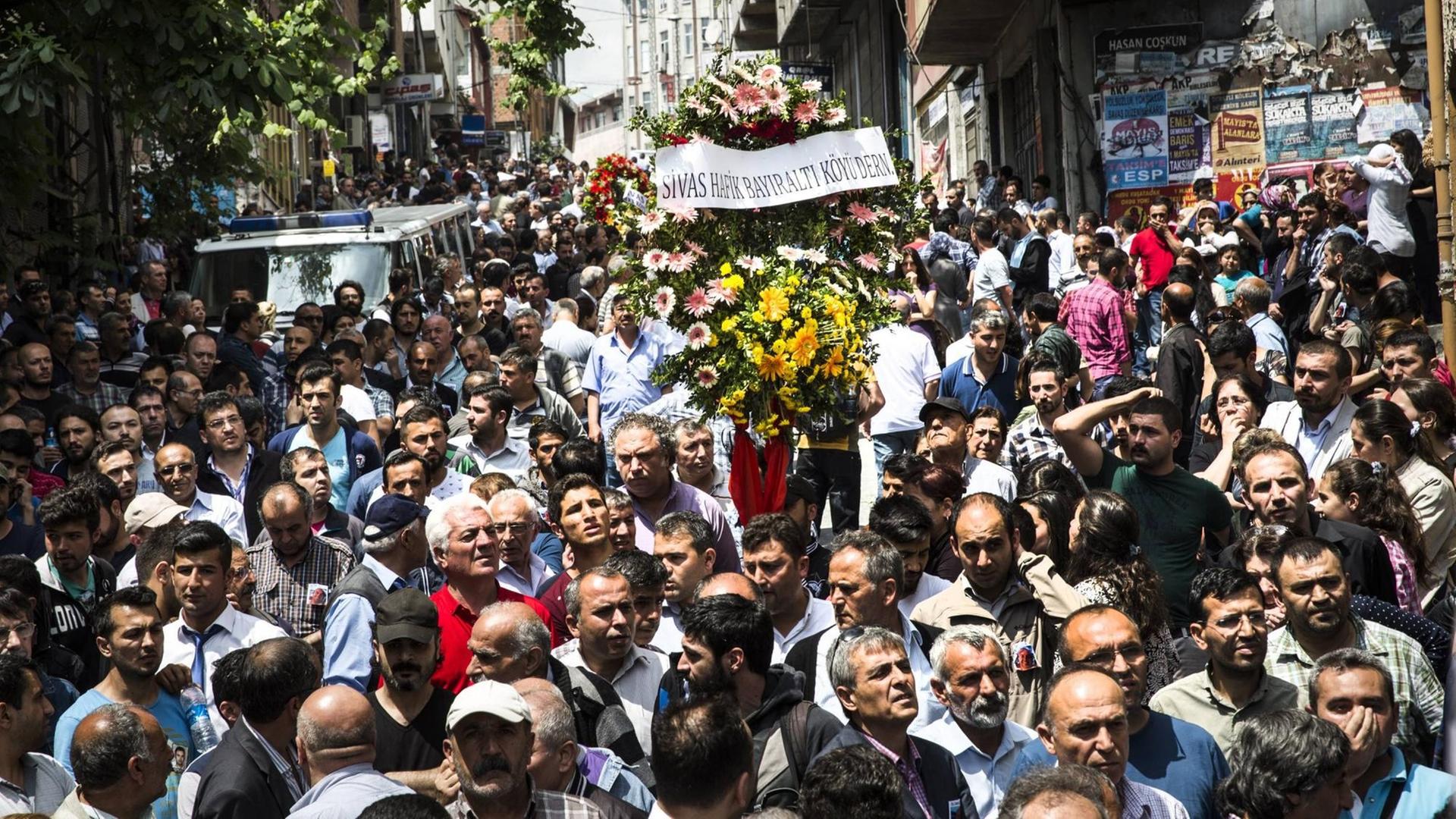 Hunderte Menschen versammeln sich um einer Trauerfeier für Ogur Kurt beizuwohnen. Kurt wurde von einer Polizeikugel getroffen, während er am Vortag eine Bestattung an einem Cemevi-Haus in einem alevitischen Viertel Istanbul besuchte.