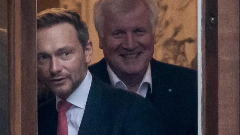 Lindner geht Seehofer durch eine Balkontür. Lindner geht Seehofer durch eine Balkontür.