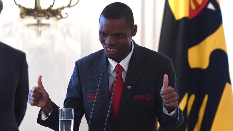 Nyasha Derera hält bei der Offiziellen Vertragsunterzeichnung für die Special Olympics in Berlin 2023 eine Rede Nyasha Derera hält bei der Offiziellen Vertragsunterzeichnung für die Special Olympics in Berlin 2023 eine Rede