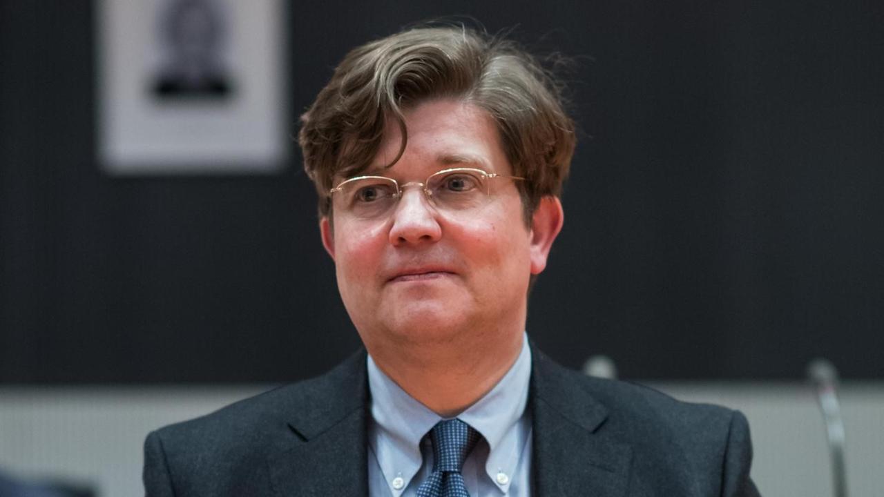 Eckart von Klaeden, Leiter des Bereichs Politik und Außenbeziehungen der Daimler AG und ehemaliger CDU-Staatsminister im Bundeskanzleramt, hier im Januar 2017 als Zeuge in der Sitzung des Abgas-Untersuchungsausschusses des Deutschen Bundestages in Berlin.
