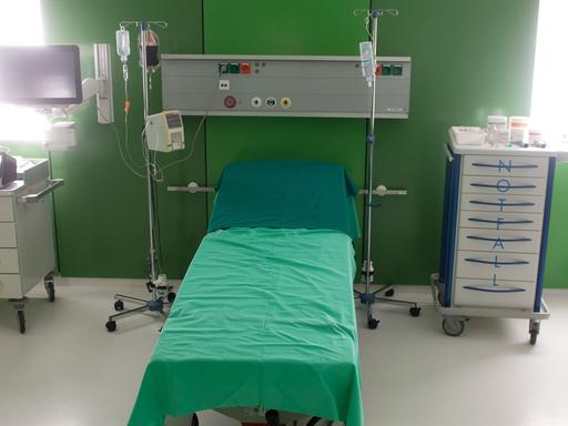 Blick auf ein leeres Krankenbett in einem Krankenhaus.