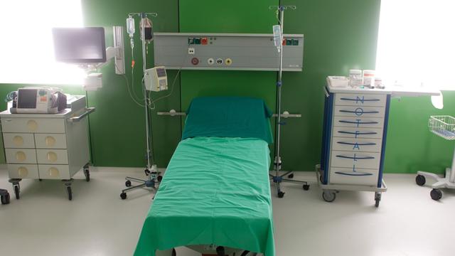 Blick auf ein leeres Krankenbett in einem Krankenhaus.