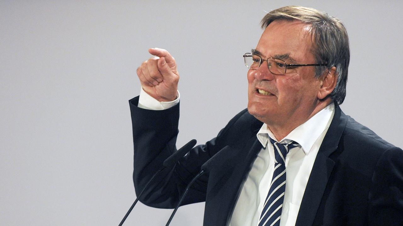 Der Wirtschaftswissenschaftler Rudolf Hickel spricht auf dem SPD-Landesparteitag 2011 in Bremen Der Wirtschaftswissenschaftler Rudolf Hickel spricht auf dem SPD-Landesparteitag 2011 in Bremen
