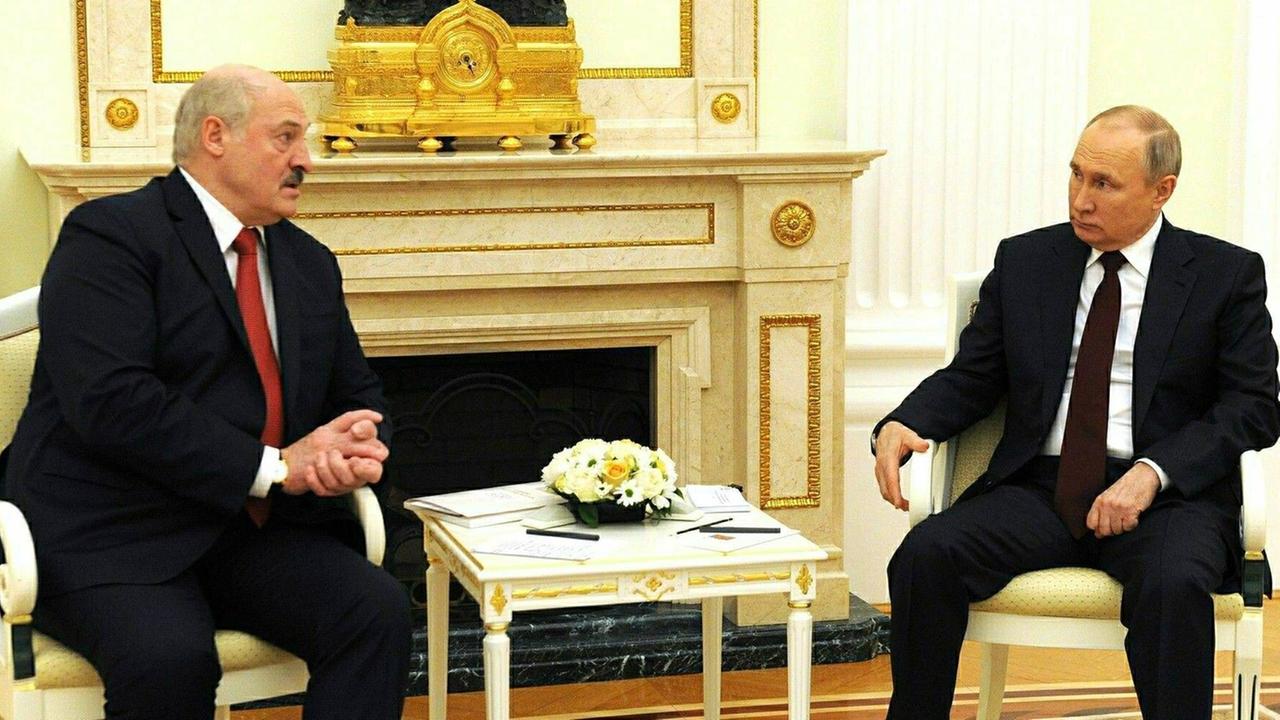 Der russische Präsident Wladimir Putin (r.) und der belarussische Präsident Alexander Lukaschenko sitzen gemeinsam vor einem Kamin Der russische Präsident Wladimir Putin (r.) und der belarussische Präsident Alexander Lukaschenko sitzen gemeinsam vor einem Kamin