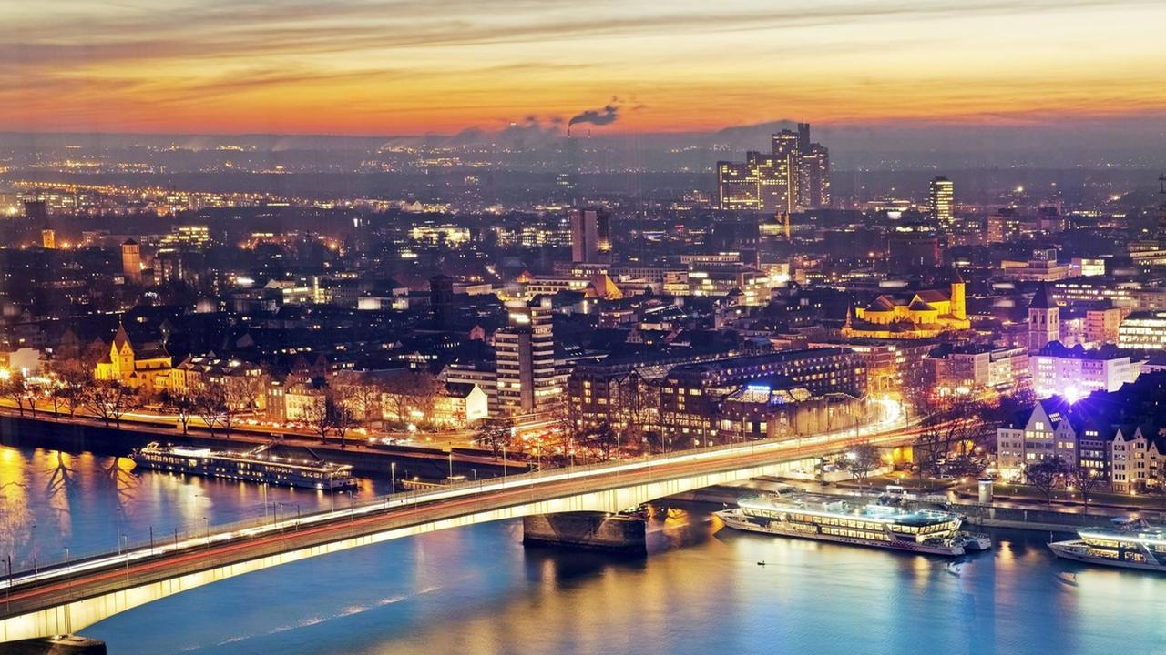 Stadtpanorama von Köln mit Deutzer Bruecke und Rhein in der Dämmerung. Stadtpanorama von Köln mit Deutzer Bruecke und Rhein in der Dämmerung.