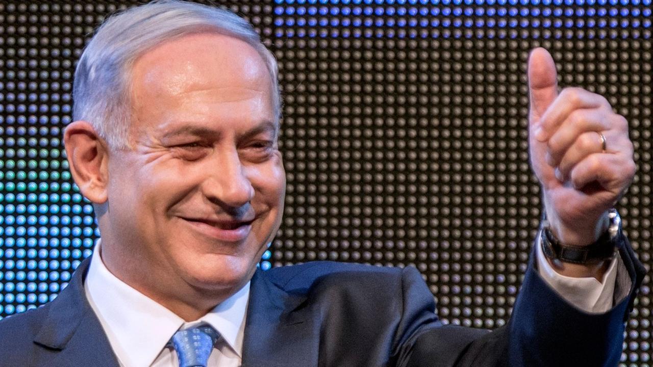 Israels Ministerpräsident Benjamin Netanjahu lacht auf einem Wahlkampftermin. Israels Ministerpräsident Benjamin Netanjahu lacht auf einem Wahlkampftermin.