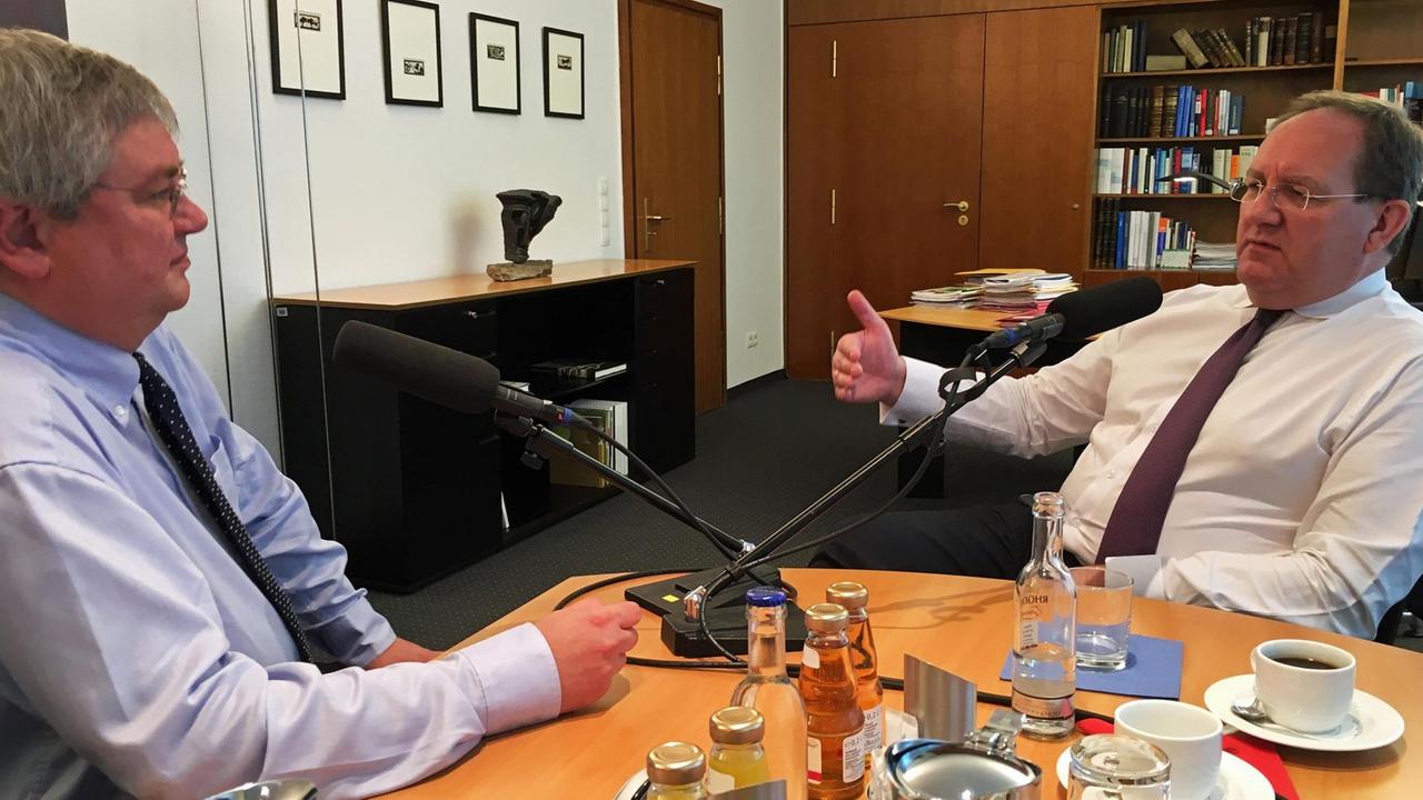 BaFin-Präsident Felix Hufeld im Interview mit Klemens Kindermann. BaFin-Präsident Felix Hufeld im Interview mit Klemens Kindermann.