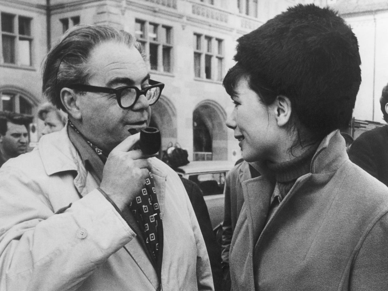 Der Schweizer Schriftsteller Max Frisch und Marianne Oehlers, Studentin der Theaterwissenschaft, aufgenommen bei Dreharbeiten zu einem Film nach Motiven von Frischs Roman "Mein Name sei Gantenbein". (Undatierte Aufnahme). Frisch und Oehlers lernten sich 1962 in Rom kennen und waren von 1969 bis 1979 miteinander verheiratet. Der Schweizer Schriftsteller Max Frisch und Marianne Oehlers, Studentin der Theaterwissenschaft, aufgenommen bei Dreharbeiten zu einem Film nach Motiven von Frischs Roman "Mein Name sei Gantenbein". (Undatierte Aufnahme). Frisch und Oehlers lernten sich 1962 in Rom kennen und waren von 1969 bis 1979 miteinander verheiratet.
