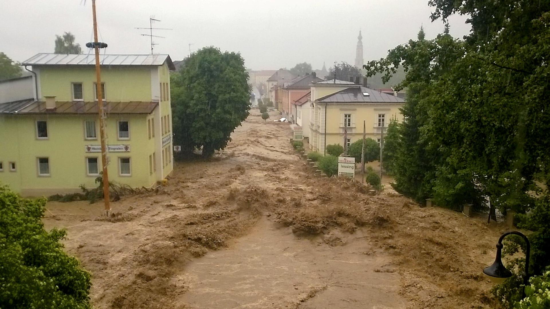 Überschwemmungen im Ort Simbach am Inn in Niederbayern am 1.6.2016.