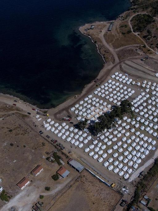 Eine Luftaufnahme zeigt neue Zelte, in denen Flüchtlinge aus dem abgebrannten Lager Moria unterkommen sollen.