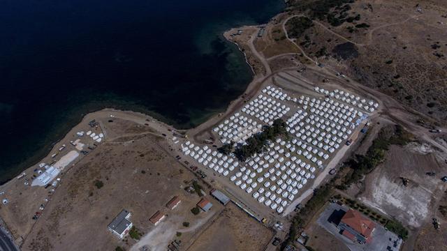 Eine Luftaufnahme zeigt neue Zelte, in denen Flüchtlinge aus dem abgebrannten Lager Moria unterkommen sollen.