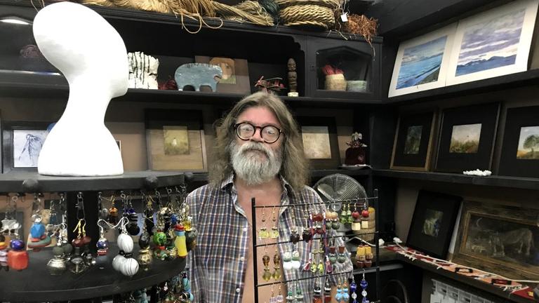 Der Hippie Andrej Dementjew steht in seinem Laden in Koktebel.