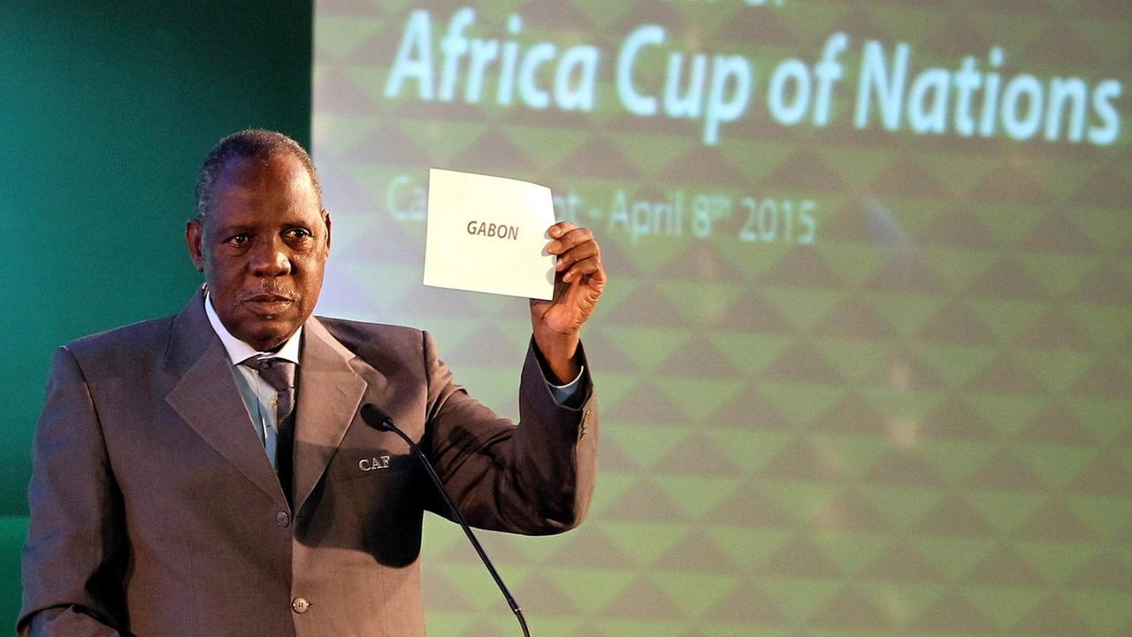 Issa Hayato vom afrikanischen Fußballverband CAF verkündet im April 2015 Gabun als Ausrichter des Afrika Cup 2017. Issa Hayato vom afrikanischen Fußballverband CAF verkündet im April 2015 Gabun als Ausrichter des Afrika Cup 2017.